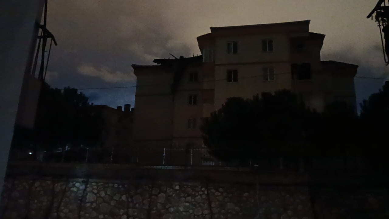 İNEGÖL’DE ŞİDDETLİ LODOS ÇATILARI UÇURDU: ARAÇLAR ZARAR GÖRDÜ