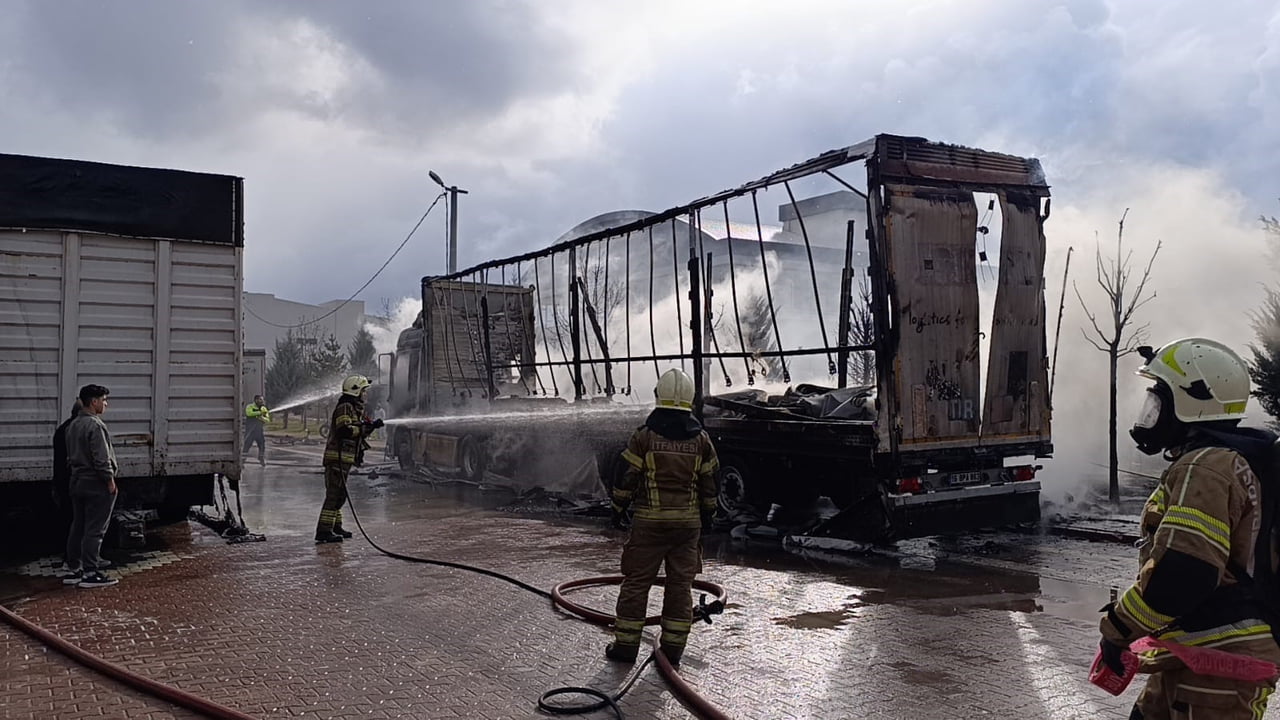 İNEGÖL İLÇESİNDE PARK HALİNDEKİ SÜNGER YÜKLÜ TIR DORSESİNDE ÇIKAN YANGIN, BİTİŞİĞİNDE BULUNAN...