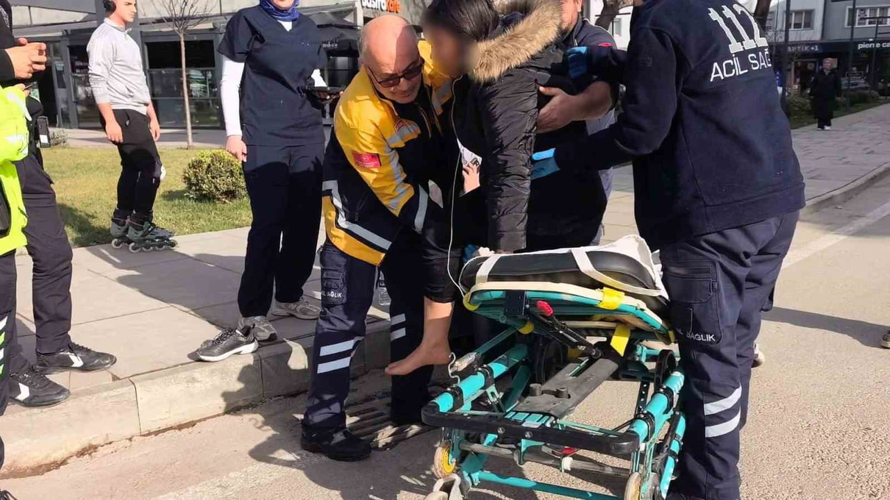 İNEGÖL İLÇESİNDE, YAYA GEÇİDİNDEN GEÇMEK İSTEYEN 2 KADINA OTOMOBİL ÇARPTI.