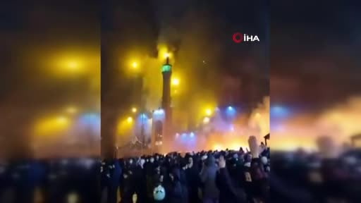 İran'da devam eden gösterilerde Kerec şehrindeki belediye binası ve başkent Tahran'daki El-Rasul...