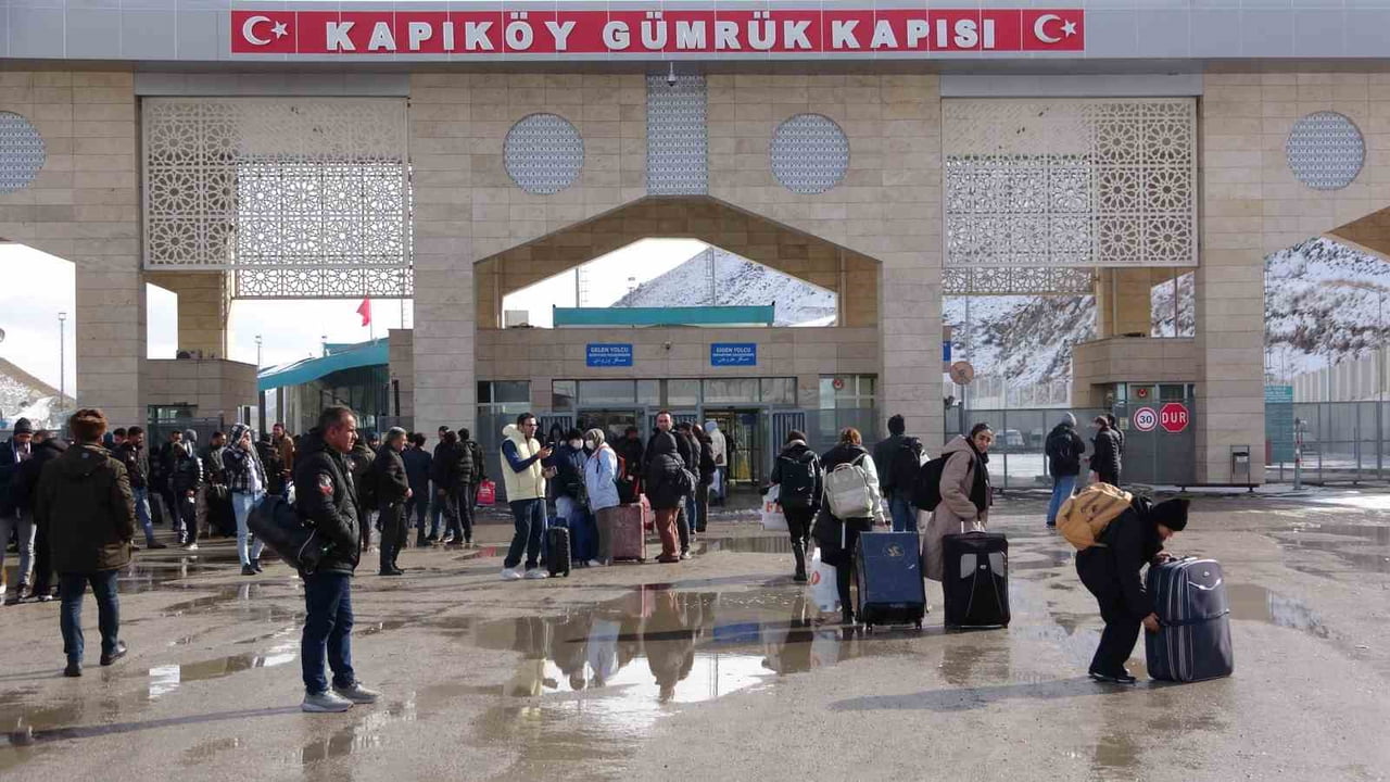 İRANLI TURİSTLER KAPIKÖY GÜMRÜK KAPISI'NDAN GİRİŞ YAPTI