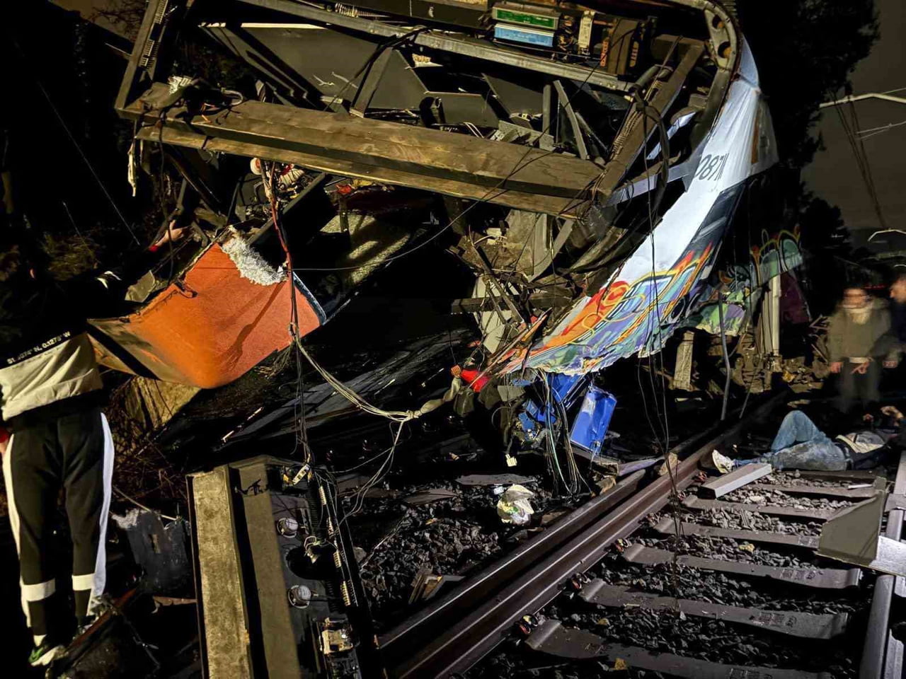 İSPANYA’DA İKİ TREN KAZASI DAHA: 1 MAKİNİST HAYATINI KAYBETTİ, EN AZ 37 KİŞİ YARALANDI