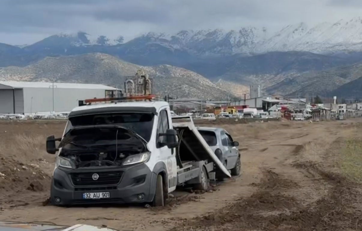 ISPARTA'DA BİR ARACI ÇEKMEK İÇİN BÖLGEYE GİDEN ÇEKİCİ ÇAMURA SAPLANINCA, YARDIMA GELEN İKİ FARKLI...