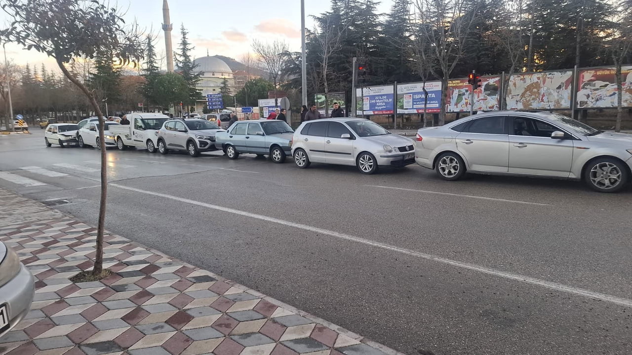 ISPARTA’DA CADDE ÜZERİNDE SEYİR HALİNDEKİ 7 OTOMOBİLİN KAVŞAKTA EN ÖNDEKİ ARACIN ANİ FREN YAPMASI...