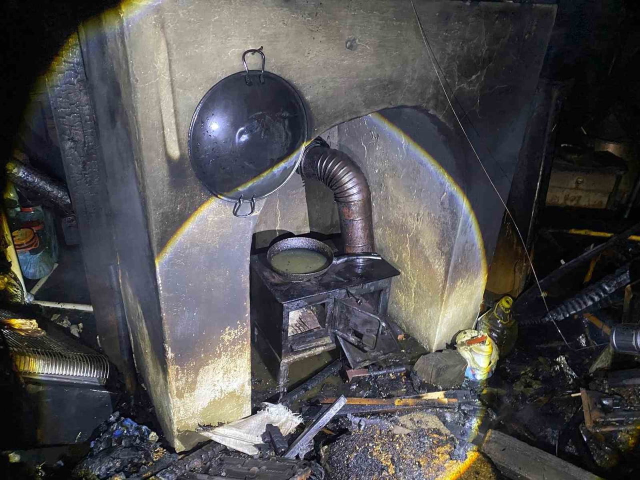 ISPARTA’DA İKİ KATLI MÜSTAKİL BİR EVİN BACASINDA ÇIKAN YANGIN KISA SÜREDE TÜM YAPIYA YAYILDI....