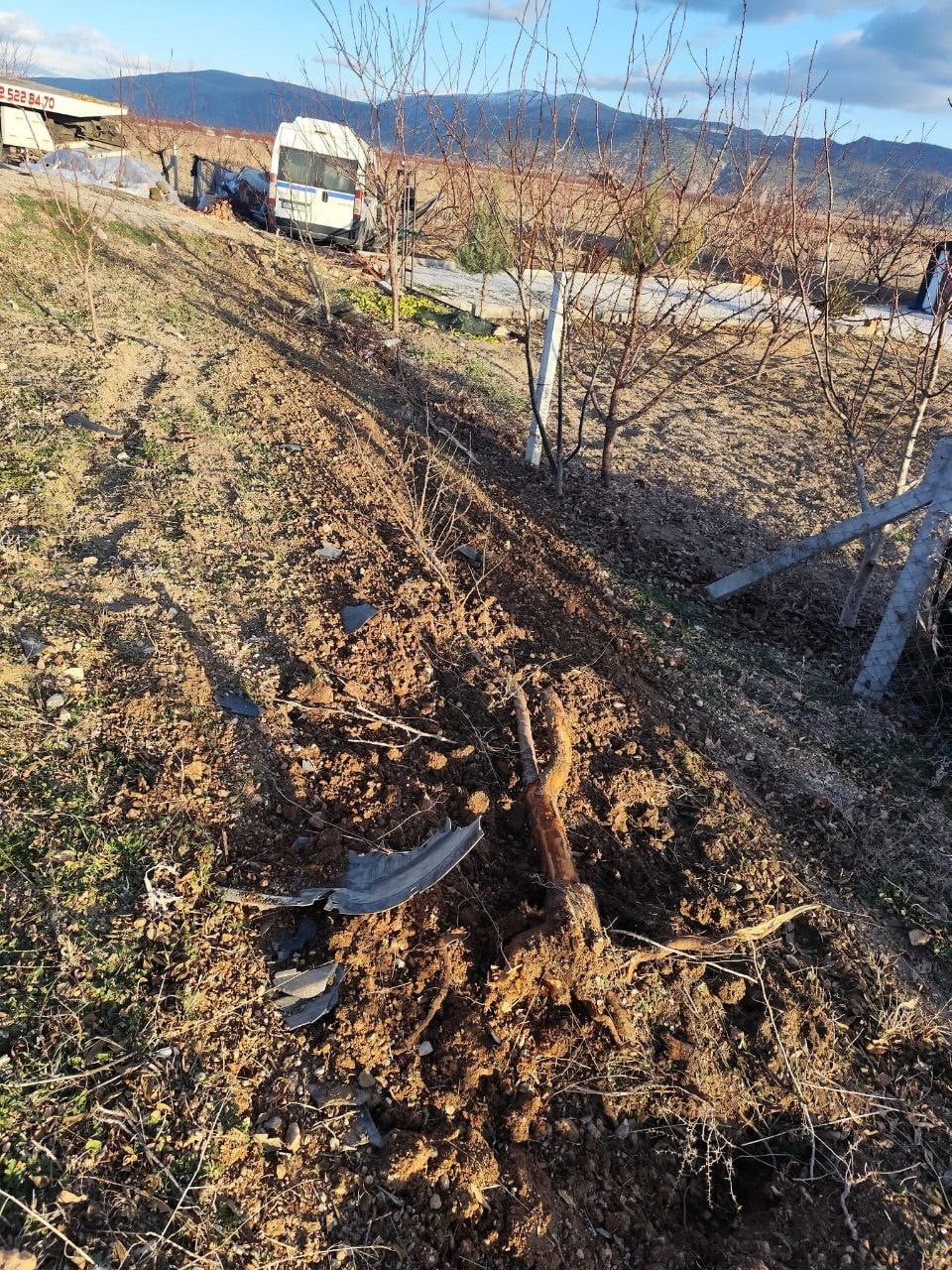 ISPARTA’NIN YALVAÇ İLÇESİNDE SÜRÜCÜSÜNÜN DİREKSİYON HAKİMİYETİNİ KAYBETTİĞİ TİCARİ ARAÇ, ŞARAMPOLE...