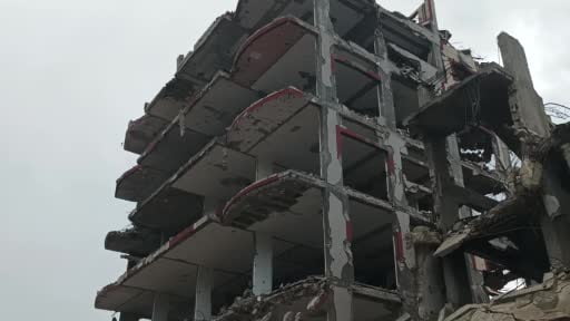 İsrail’in Gazze saldırıları sırasında büyük hasar gören diş kliniğini ateşkesin ardından onaran...