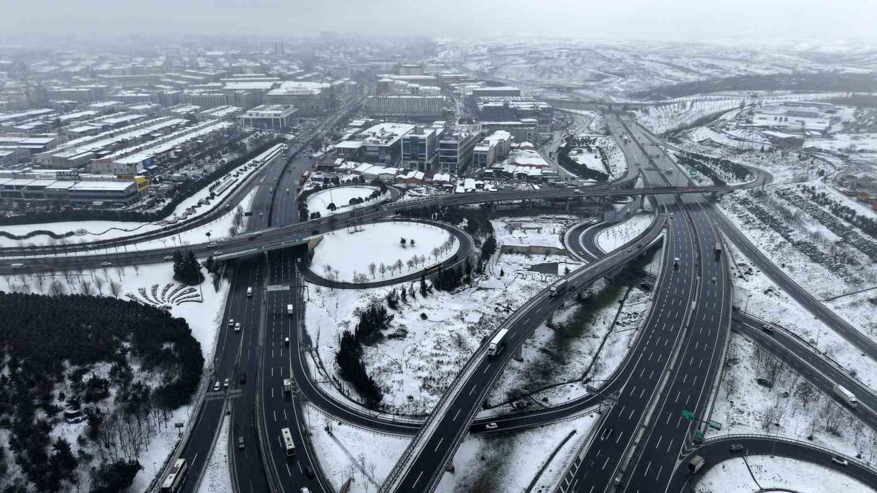İSTANBUL'DA ETKİLİ OLAN KAR YAĞIŞI BAZI BÖLGELERİ BEYAZA BÜRÜDÜ
