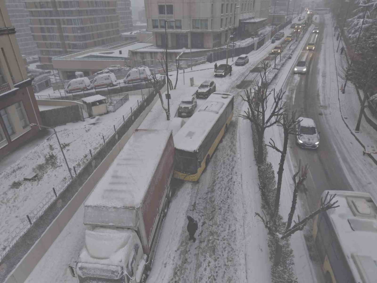 İSTANBUL'DA ETKİLİ OLAN KAR YAĞIŞI KAZALARI DA BERABERİNDE GETİRDİ. BİR İETT OTOBÜSÜ...