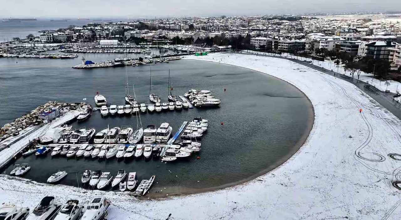 İSTANBUL'DA ETKİLİ OLAN KAR YAĞIŞI SONRASI YEŞİLKÖY SAHİLİNDE OLUŞAN BEYAZ ÖRTÜ HAVADAN...