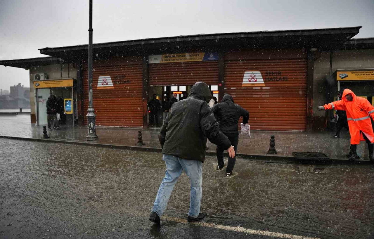 İSTANBUL'DA FIRTINAYLA BİRLİKTE ETKİLİ OLAN ŞİDDETLİ YAĞMUR NEDENİYLE EMİNÖNÜ'NÜ SU...