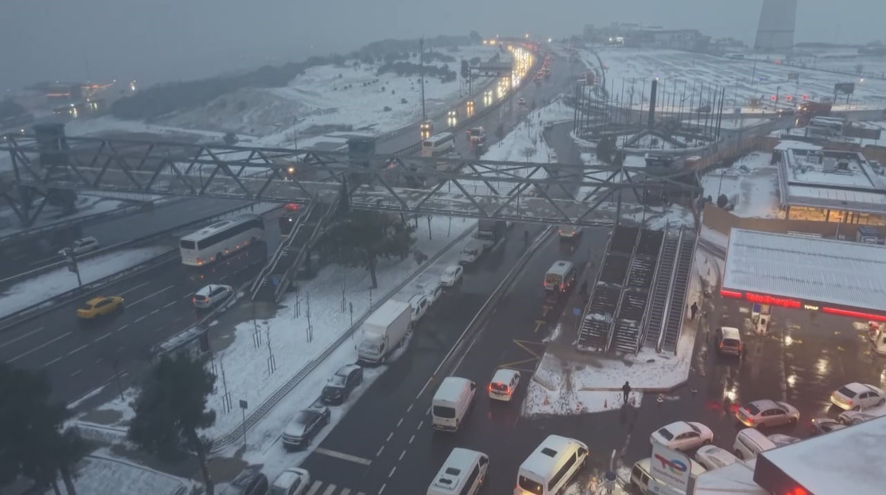İSTANBUL'DA GECE SAATLERİNDE ETKİSİNİ ARTIRAN KAR YAĞIŞI ESENYURT'U BEYAZA BÜRÜDÜ. KARLA KAPLANAN...