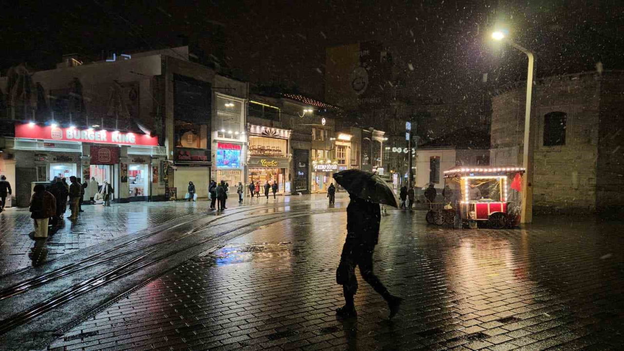 İSTANBUL'DA GÜN BOYU BEKLENEN KAR YAĞIŞI GECE SAATLERİNDE ETKİSİNİ GÖSTERDİ