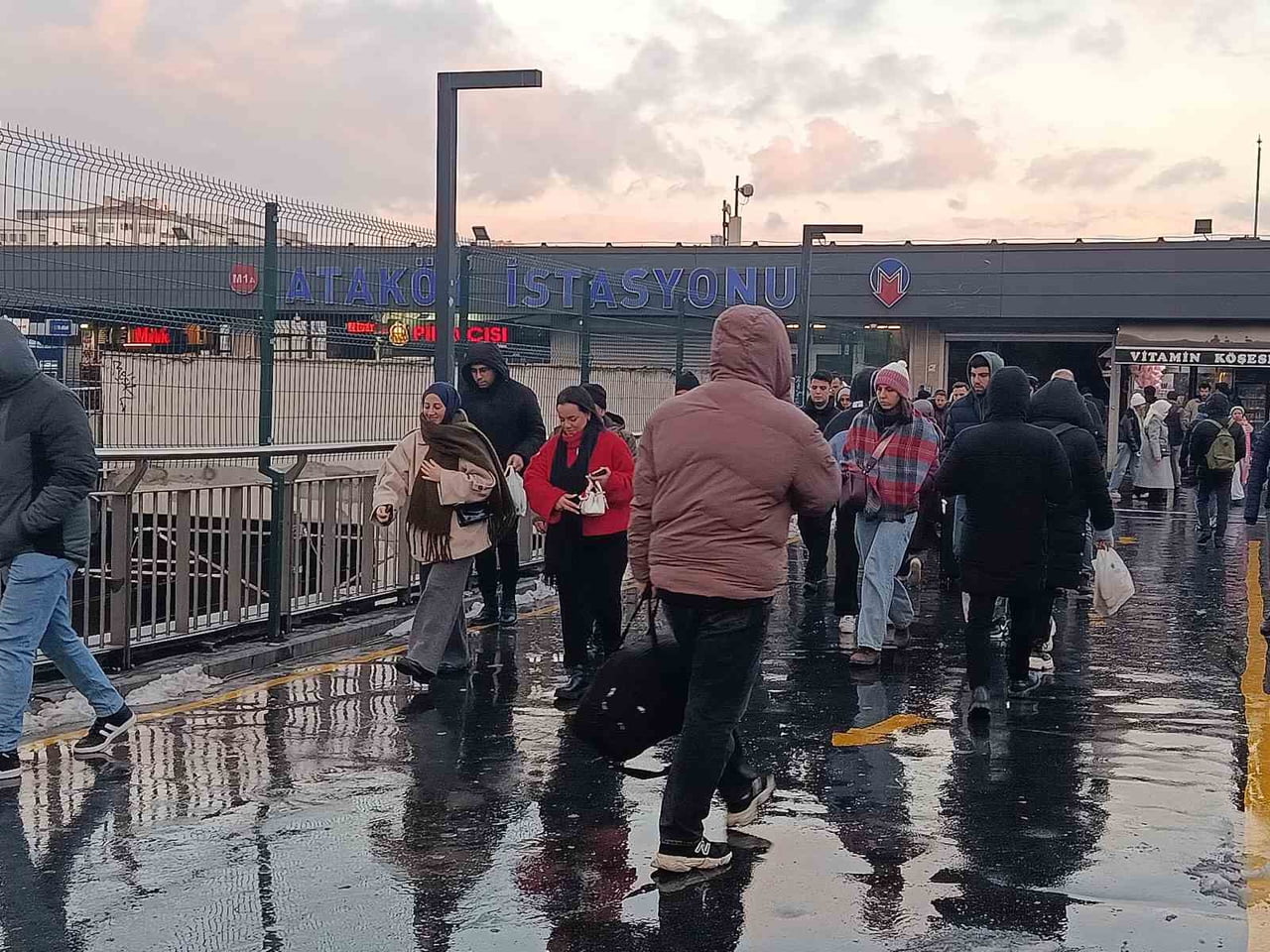 İSTANBUL'DA VATANDAŞLARIN KAR UYARILARINI DİKKATE ALMASI İLE METROBÜS, METRO, E-5 KARA YOLUNDA...