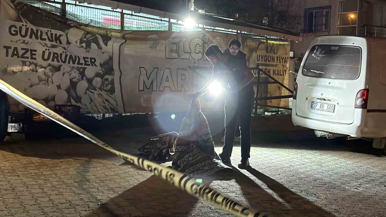 İSTANBUL'UN ARNAVUTKÖY İLÇESİNDE CAMİ AVLUSUNDA SİLAHLI SALDIRIYA UĞRAYAN BİR KİŞİ...