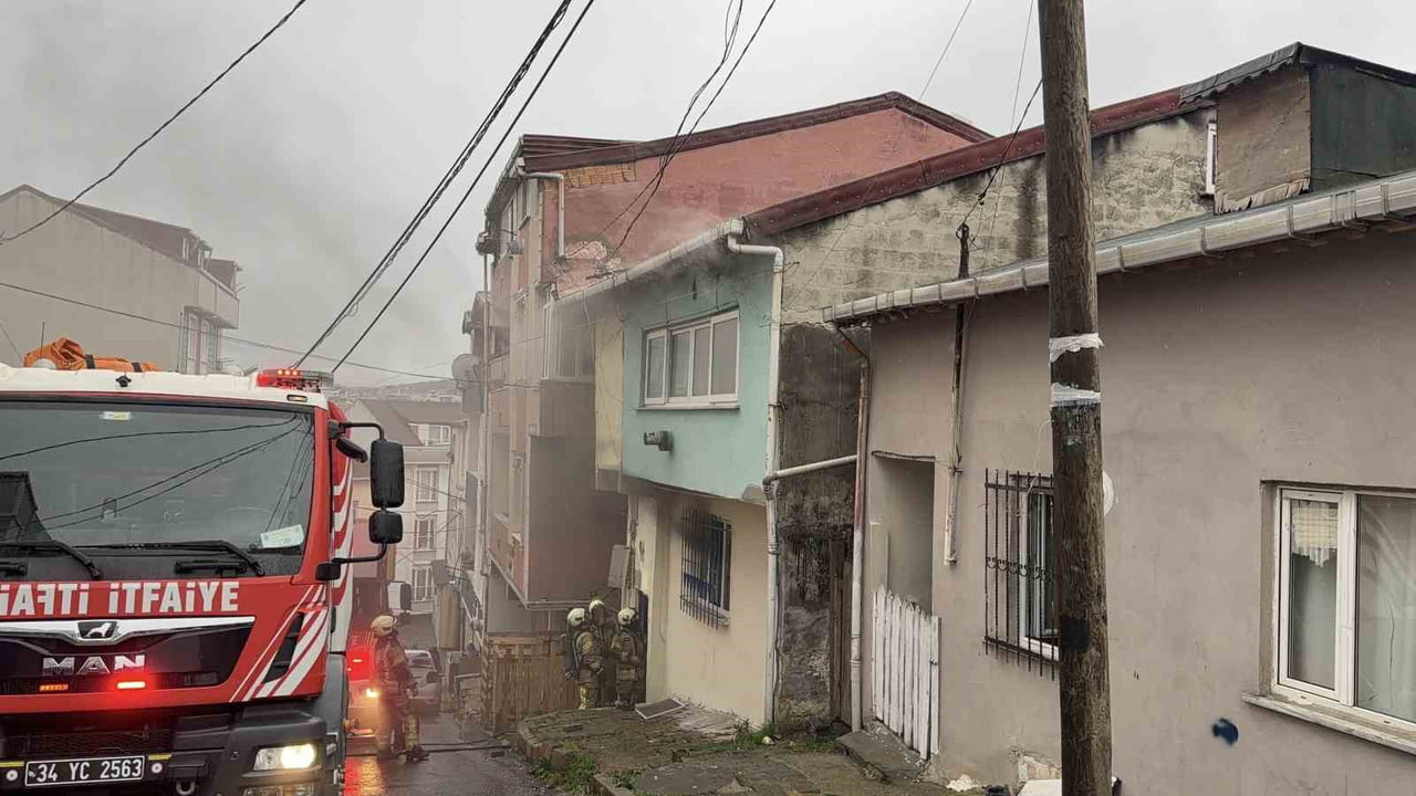İSTANBUL'UN ARNAVUTKÖY İLÇESİNDE İKİ KATLI BİR YAPIDA HENÜZ BİLİNMEYEN NEDENLE YANGIN ÇIKTI, EVDE...