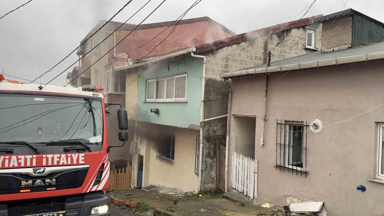 İSTANBUL'UN ARNAVUTKÖY İLÇESİNDE İKİ KATLI BİR YAPIDA HENÜZ BİLİNMEYEN NEDENLE YANGIN ÇIKTI, EVDE...