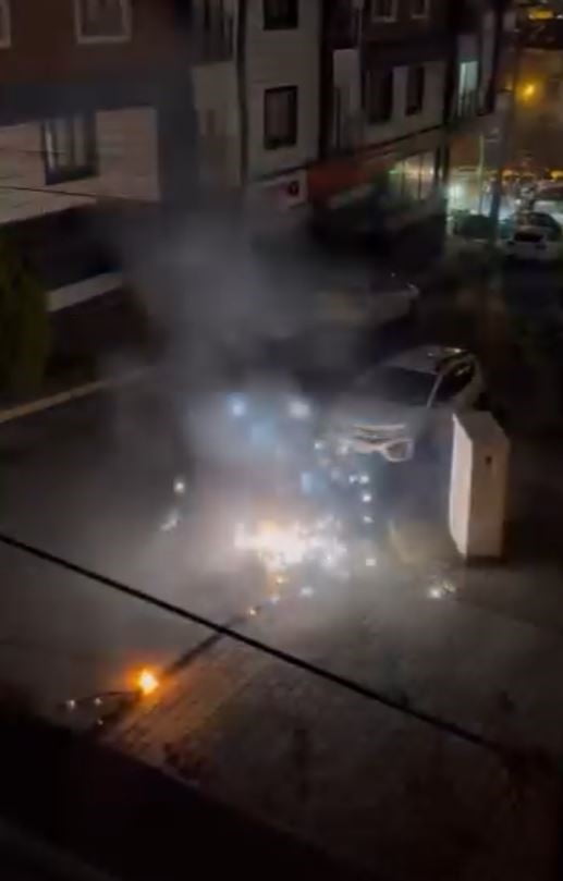 İSTANBUL'UN ARNAVUTKÖY İLÇESİNDE SOKAK İÇERİSİNDE BULUNAN ELEKTRİK KABLOLARININ PATLAMASIYLA PANİK...