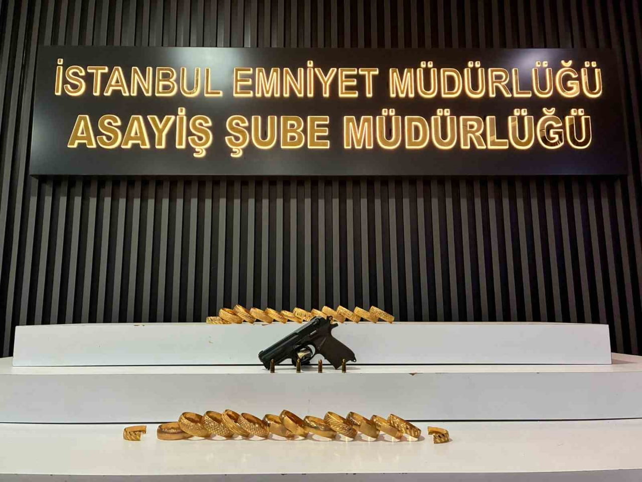 İSTANBUL'UN BAHÇELİEVLER İLÇESİNDE SELAM VEREREK GİRDİĞİ KUYUMCUYU SOYAN HIRSIZLIK ŞÜPHELİSİ...