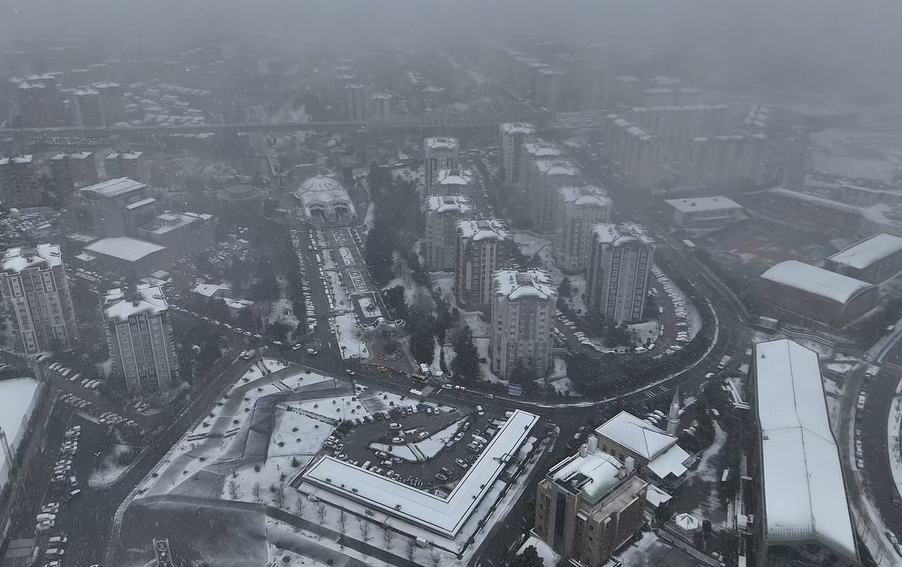 İSTANBUL'UN BAŞAKŞEHİR İLÇESİNDE KAR YAĞIŞI HAVADAN GÖRÜNTÜLENDİ. KARTPOSTALIK GÖRÜNTÜDE STADYUM...
