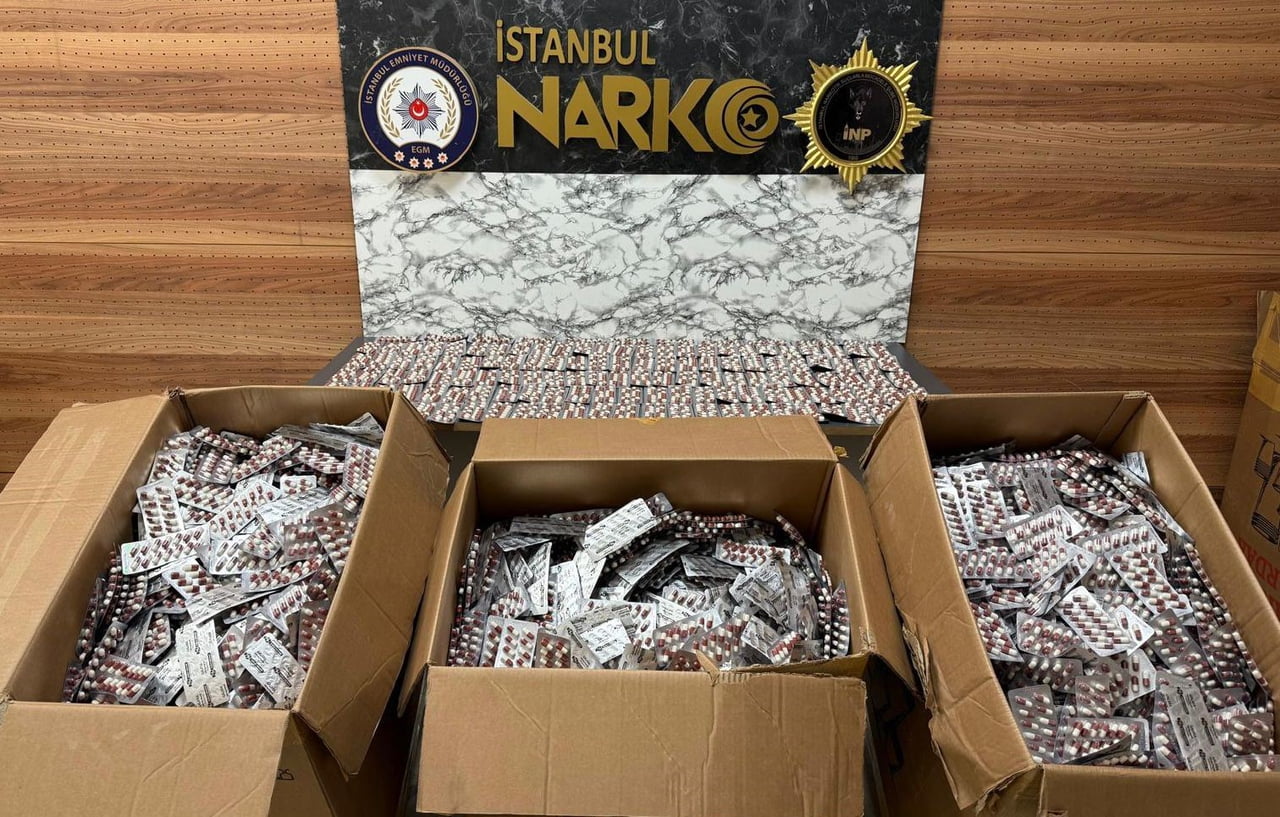 İSTANBUL'UN GÜNGÖREN İLÇESİNDE BİR DEPOYA DÜZENLENEN UYUŞTURUCU BASKININDA 3 KİŞİ GÖZALTINA...