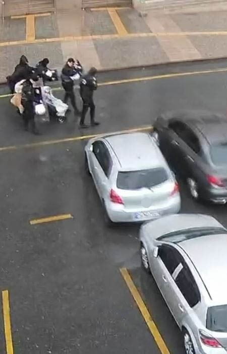 İSTANBUL ADALET SARAYI'NDAN ÇIKAN ANNE VE BEBEĞİ, YAĞMUR VE FIRTINA NEDENİYLE ZOR ANLAR YAŞAYINCA...