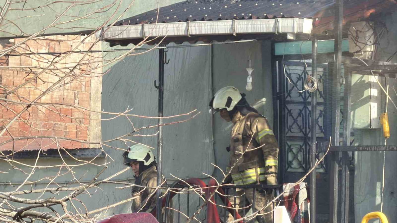 İSTANBUL ARNAVUTKÖY'DE BOŞ OLDUĞU ÖĞRENİLEN İKİ KATLI BİR YAPININ ÇATISINDA ÇIKAN YANGIN PANİĞE...