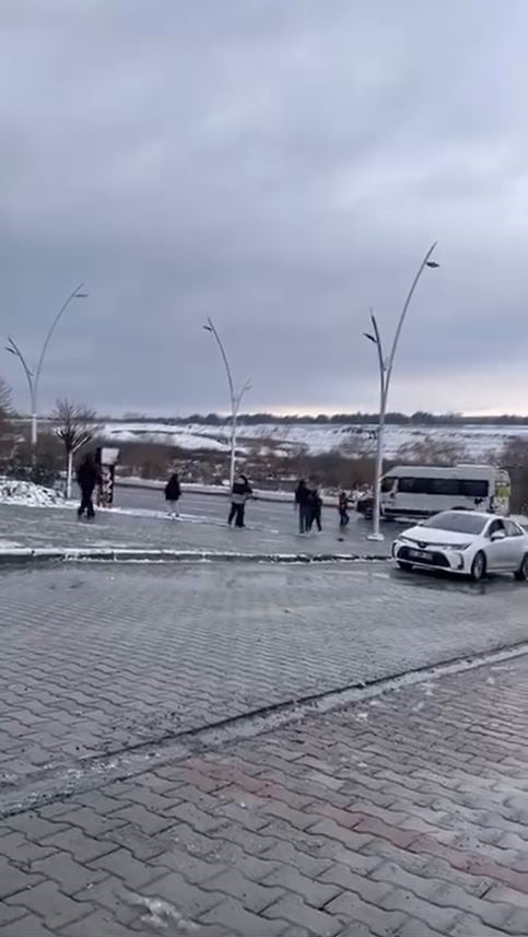 İSTANBUL ARNAVUTKÖY'DE ETKİLİ OLAN KAR YAĞIŞININ ARDINDAN HADIMKÖY  BÖLGESİNDE YAŞANAN OLAY, HEM...