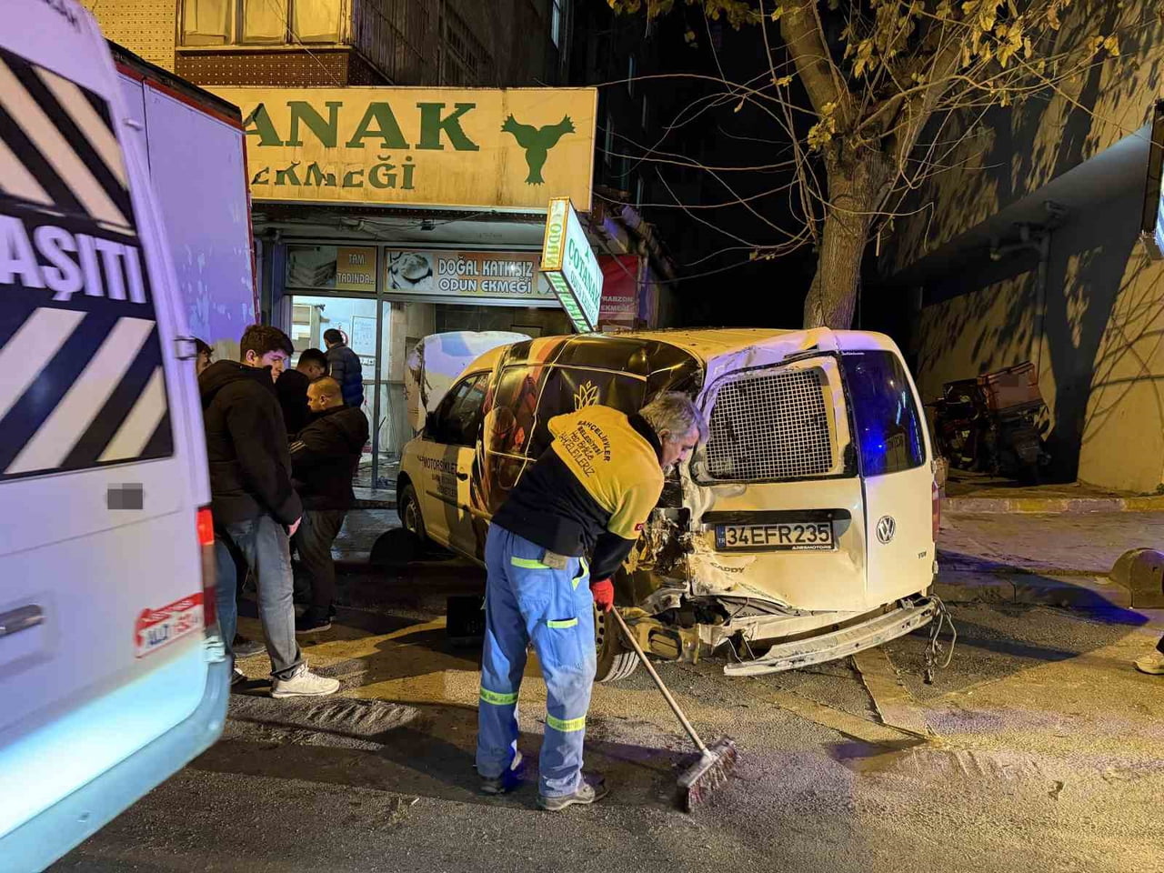 İSTANBUL BAHÇELİEVLER’DE, KONTROLDEN ÇIKAN KAMYONUN ÇARPTIĞI HAFİF TİCARİ ARAÇ FIRINA...