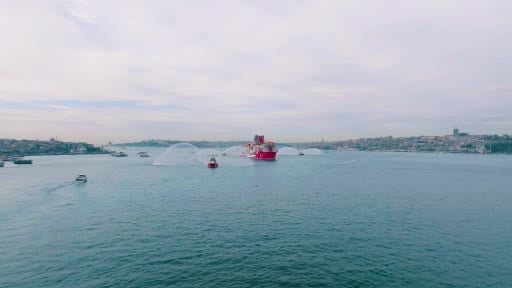 İstanbul Boğazı'na yaklaşan Türk sondaj gemisi böyle görüntülendi