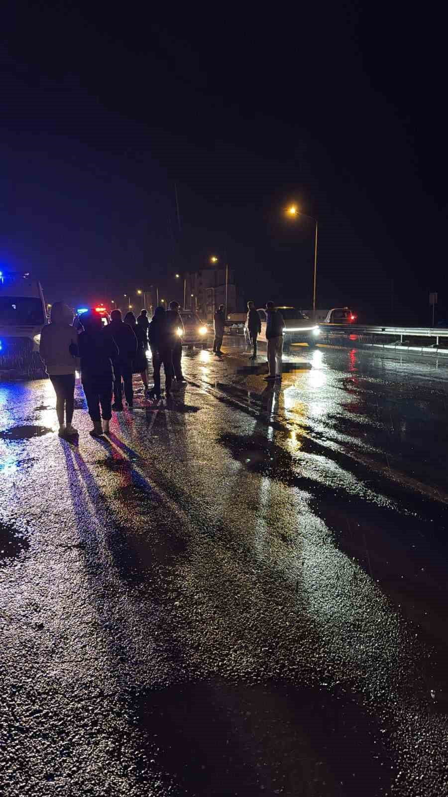 İSTANBUL BÜYÜKÇEKMECE'DE ÜST GEÇİT KULLANMADAN KARŞIDAN KARŞIYA GEÇEN 45 YAŞINDAKİ ADAM, ARACIN...