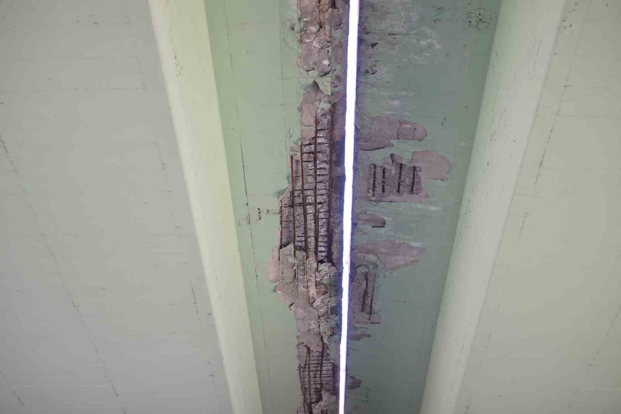 İSTANBUL BÜYÜKŞEHİR BELEDİYESİ’NE (İBB) AİT BALIKYOLU KÖPRÜSÜ, BAKIMSIZLIK NEDENİYLE HEM YAYALAR...