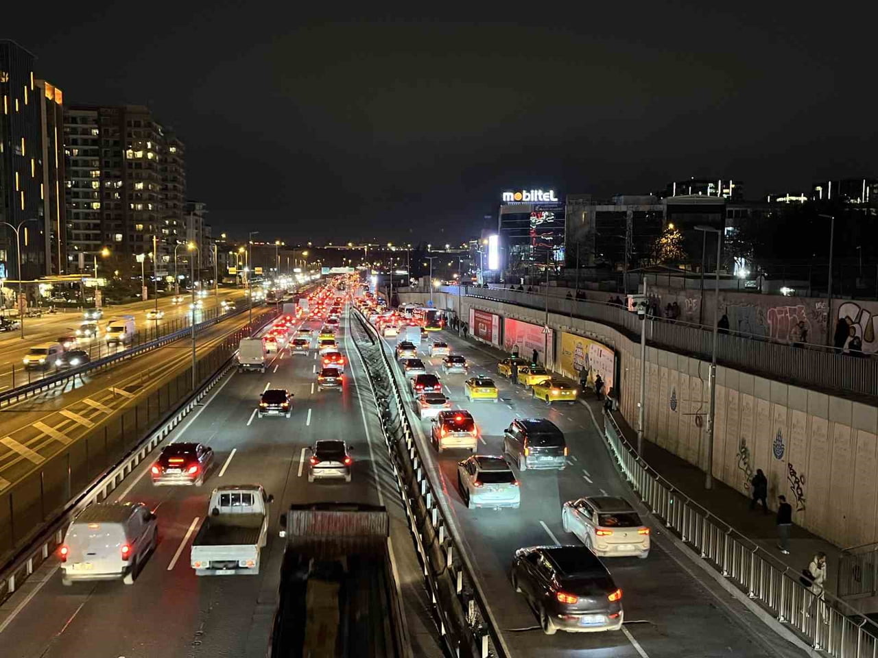 İSTANBUL’DA AKŞAM İŞ ÇIKIŞ SAATLERİNDE TRAFİK YOĞUNLUĞU YÜZDE 83’E ULAŞTI. VATANDAŞLAR EVLERİNE...