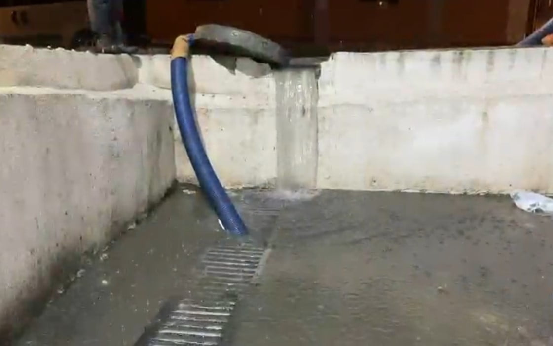 İSTANBUL’DA AKŞAM SAATLERİNDE ETKİLİ OLAN SAĞANAK YAĞIŞ NEDENİYLE ARNAVUTKÖY’DE BAZI EV VE İŞ...