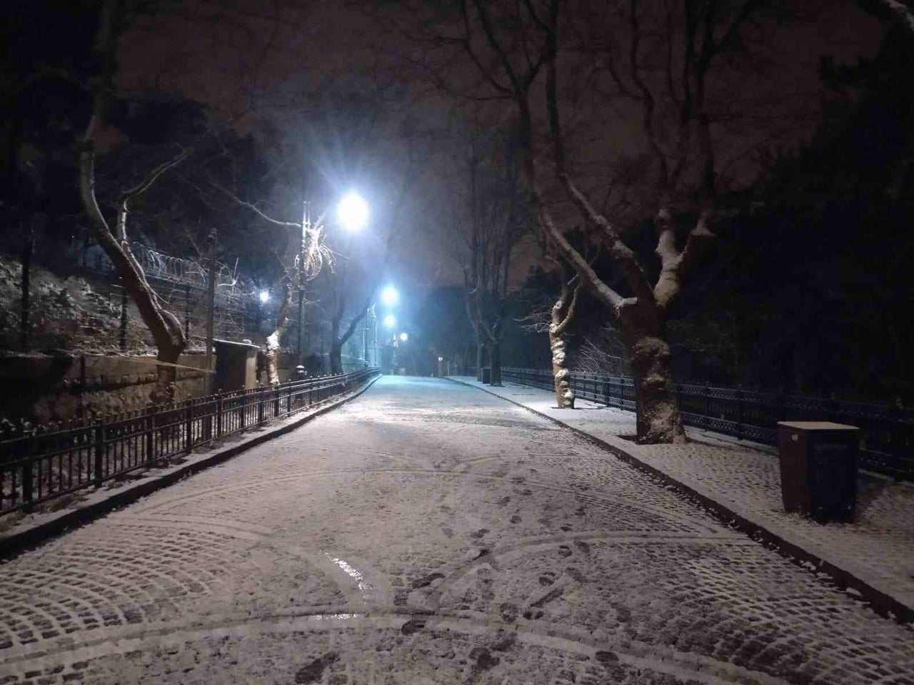İSTANBUL’DA BEYAZ ÖRTÜ: ÇAMLICA TEPESİ BEYAZA BÜRÜNDÜ