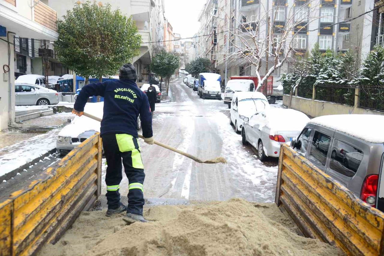 İSTANBUL’DA ETKİLİ OLAN KAR YAĞIŞIYLA BİRLİKTE BAHÇELİEVLER BELEDİYESİ, DAHA ÖNCE TAMAMLADIĞI...