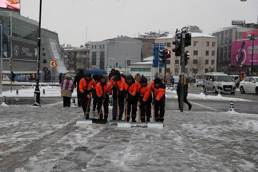 İSTANBUL’DA ETKİLİ OLAN ŞİDDETLİ KAR YAĞIŞININ YAŞAMI OLUMSUZ ETKİLEMEMESİ ADINA GAZİOSMANPAŞA...
