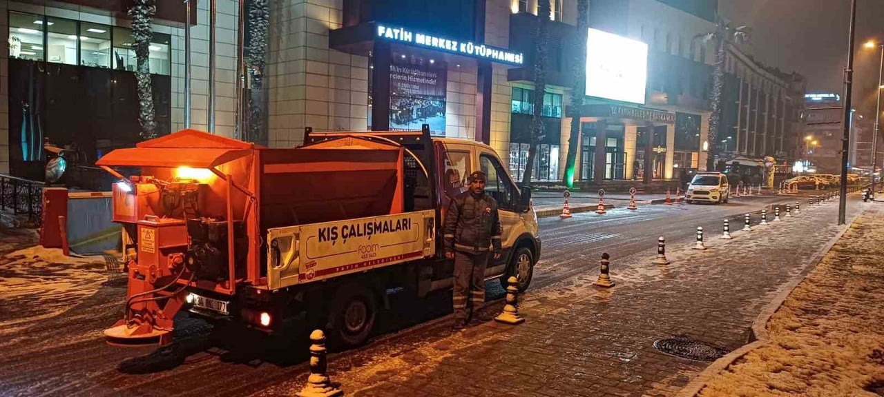 İSTANBUL’DA ETKİSİNİ ARTIRAN KAR YAĞIŞI VE SOĞUK HAVA KOŞULLARINA KARŞI FATİH BELEDİYESİ, İLÇE...