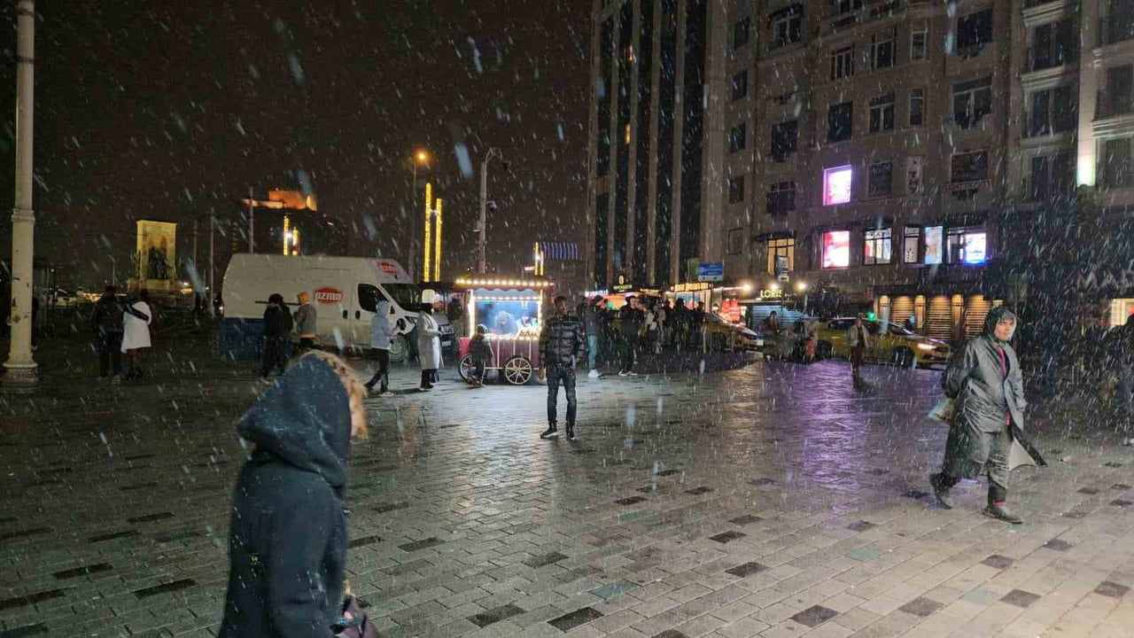 İSTANBUL’DA GECE SAATLERİNDE YAĞMASI BEKLENEN KAR ARALIKLARLA ETKİSİNİ GÖSTERDİ