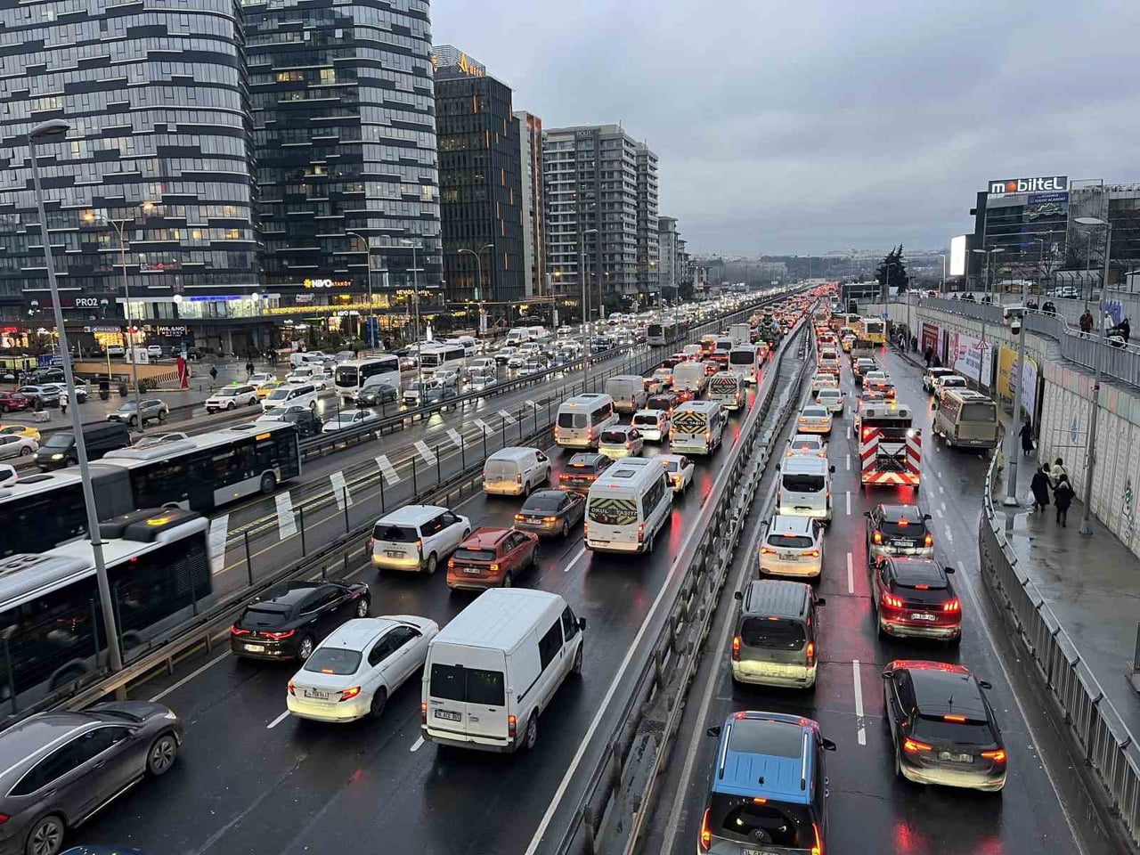 İSTANBUL’DA HAFTANIN SON GÜNÜNDE MESAİ BİTİMİYLE BİRLİKTE TRAFİK YOĞUNLUĞU YÜZDE 87’E...