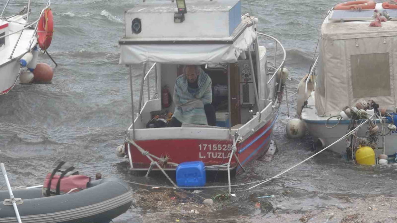 İSTANBUL’DA SABAH SAATLERİNDEN İTİBAREN ETKİSİNİ ARTIRAN KUVVETLİ LODOS VE FIRTINA NEDENİYLE...