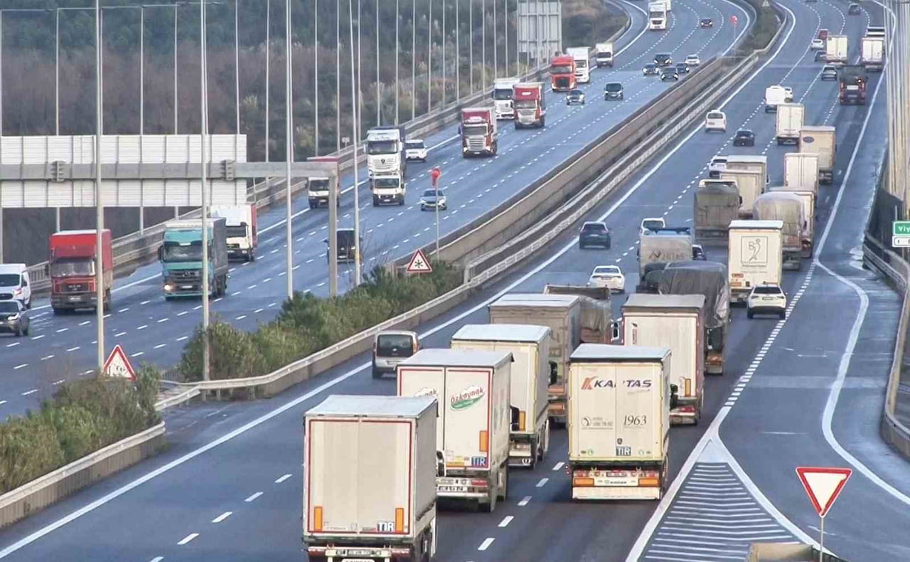 İSTANBUL’DA SABAHIN ERKEN SAATLERİNDEN İTİBAREN ETKİLİ OLAN KUVVETLİ RÜZGÂR VE LODOS, TRAFİKTE...