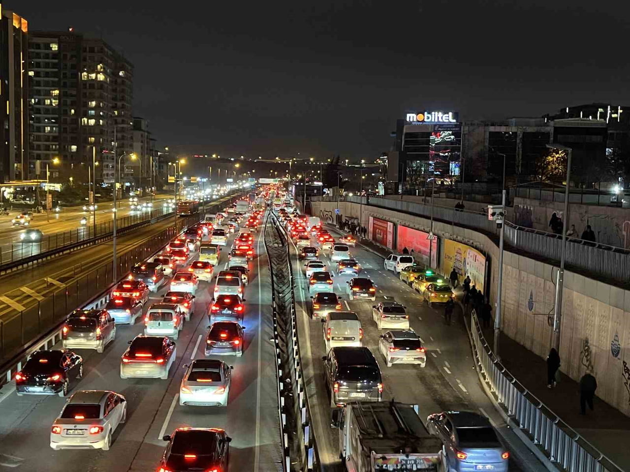 İSTANBUL’DA TRAFİK YOĞUNLUĞU AKŞAM SAATLERİNDE YÜZDE 81’E ULAŞTI. VATANDAŞLAR EVLERİNE GİTMEKTE...