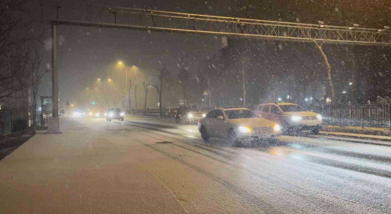 İSTANBUL’DA YENİ YILIN İLK DAKİKALARINDA KAR YAĞIŞI ETKİLİ OLDU. SARIYER’DE BAŞLAYAN KAR YAĞIŞI...