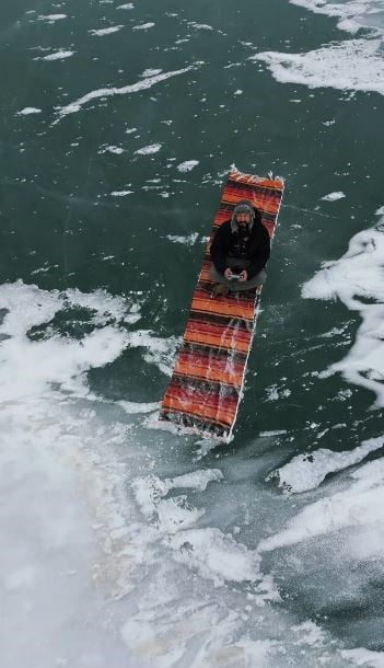 İSTANBUL’DAN SİVAS’A GİDEN BİR VATANDAŞ, SOĞUK HAVA NEDENİYLE TAMAMEN DONAN İNCESU BARAJI’NIN...