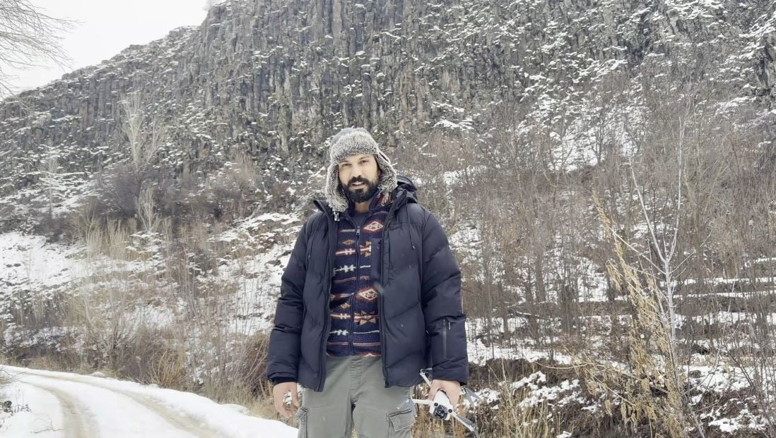 İSTANBUL’DAN SİVAS’A GİDEN BİR VATANDAŞ, SOĞUK HAVA NEDENİYLE TAMAMEN DONAN İNCESU BARAJI’NIN...