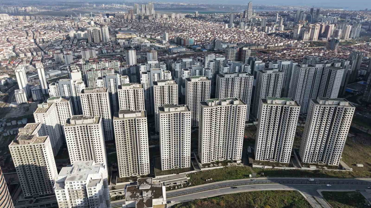 İSTANBUL ESENYURT'DA 2010 YILINDA YAPIMINA BAŞLANAN ANCAK YILLARDIR TAMAMLANAMAYAN YÜKSEK KATLI...