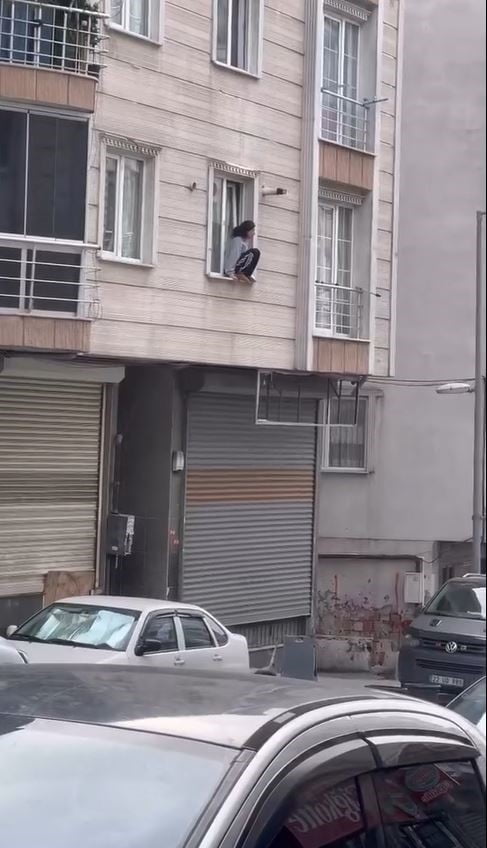 İSTANBUL ESENYURT'TA KOCASININ ÖNCE DARP ETTİĞİ, ARDINDAN DA EVE KİTLEDİĞİ İDDİA EDİLEN KADIN...