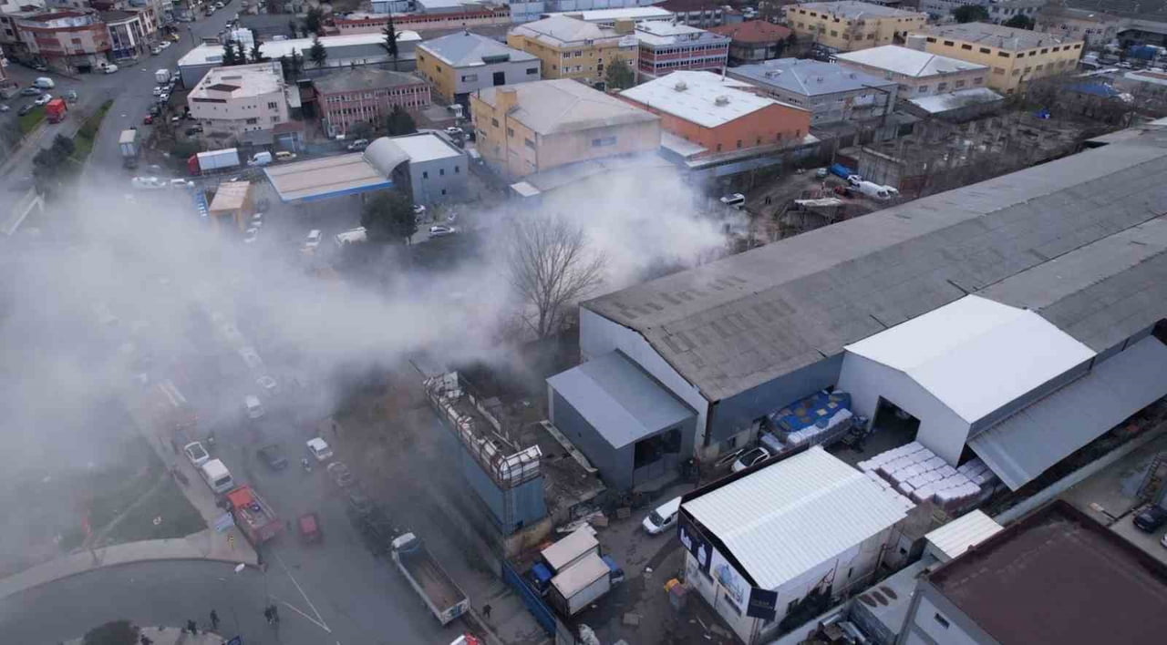 İSTANBUL GAZİOSMANPAŞA'DA TEK KATLI AVİZE ATÖLYESİNİN DEPOSUNDA ÇIKAN YANGIN SÖNDÜRÜLDÜ. DUMANIN...