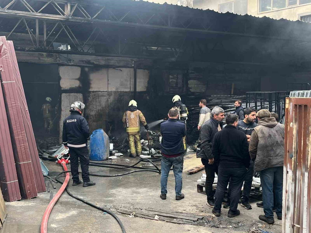 İSTANBUL (İHA) - SULTANBEYLİ’DE BULUNAN PLASTİK MADDE İMALATHANESİNDE ÇIKAN YANGIN PANİĞE NEDEN...